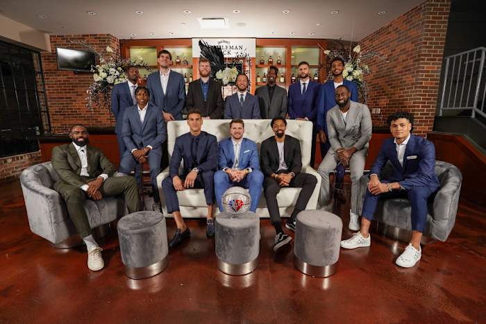 RAP-MavsBall22-Player Group Shot-07175